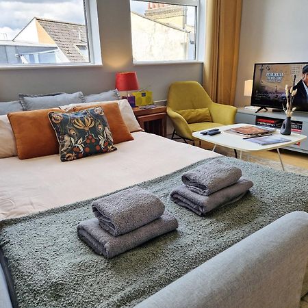 1-Bed Apartment, Close To Kensington Olympia With Free Wi-Fi & Netflix Londra Exterior foto