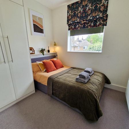 1-Bed Apartment, Close To Kensington Olympia With Free Wi-Fi & Netflix Londra Exterior foto