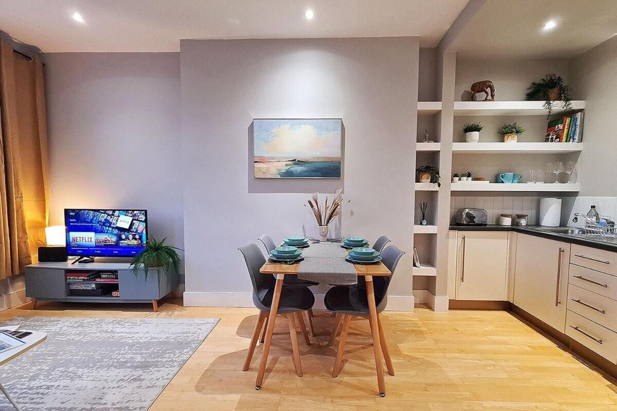 1-Bed Apartment, Close To Kensington Olympia With Free Wi-Fi & Netflix Londra Exterior foto