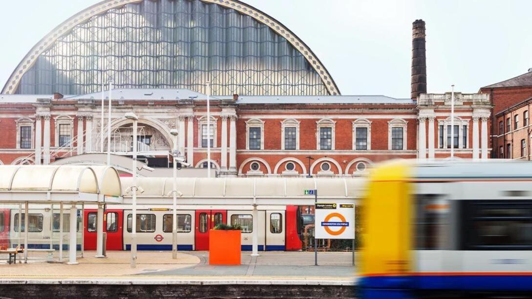 1-Bed Apartment, Close To Kensington Olympia With Free Wi-Fi & Netflix Londra Exterior foto