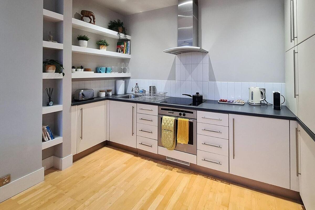 1-Bed Apartment, Close To Kensington Olympia With Free Wi-Fi & Netflix Londra Exterior foto