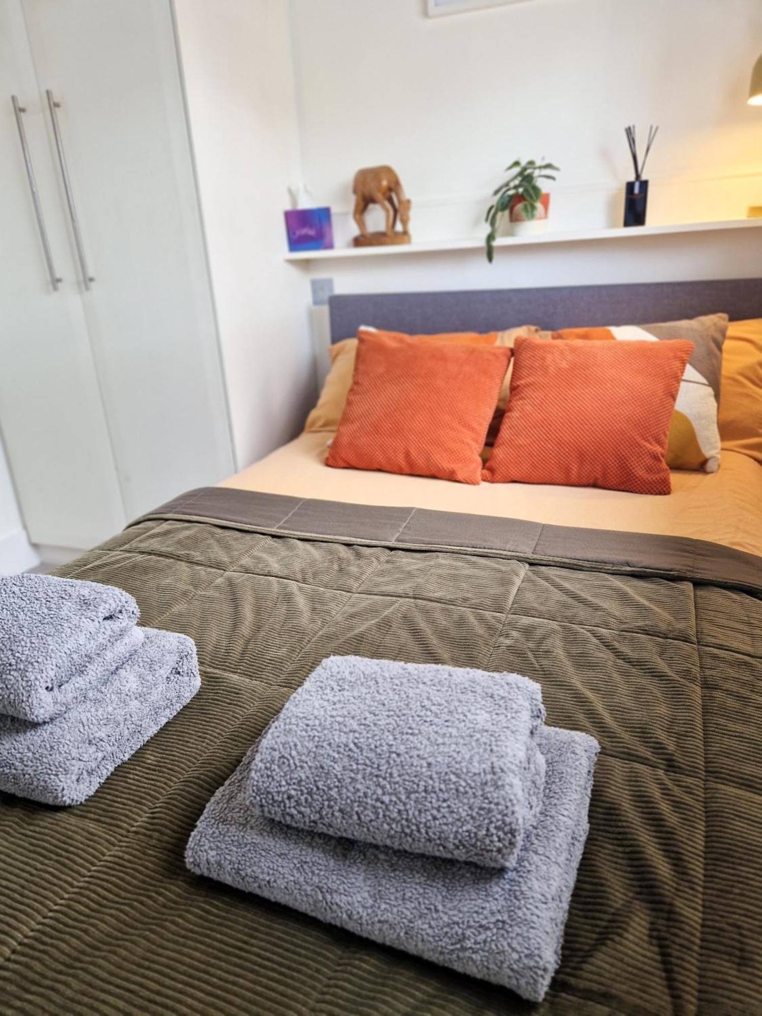 1-Bed Apartment, Close To Kensington Olympia With Free Wi-Fi & Netflix Londra Exterior foto