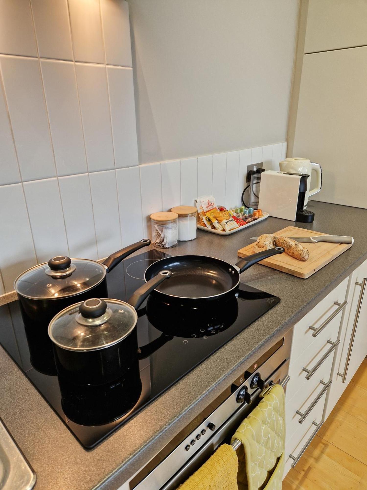 1-Bed Apartment, Close To Kensington Olympia With Free Wi-Fi & Netflix Londra Exterior foto