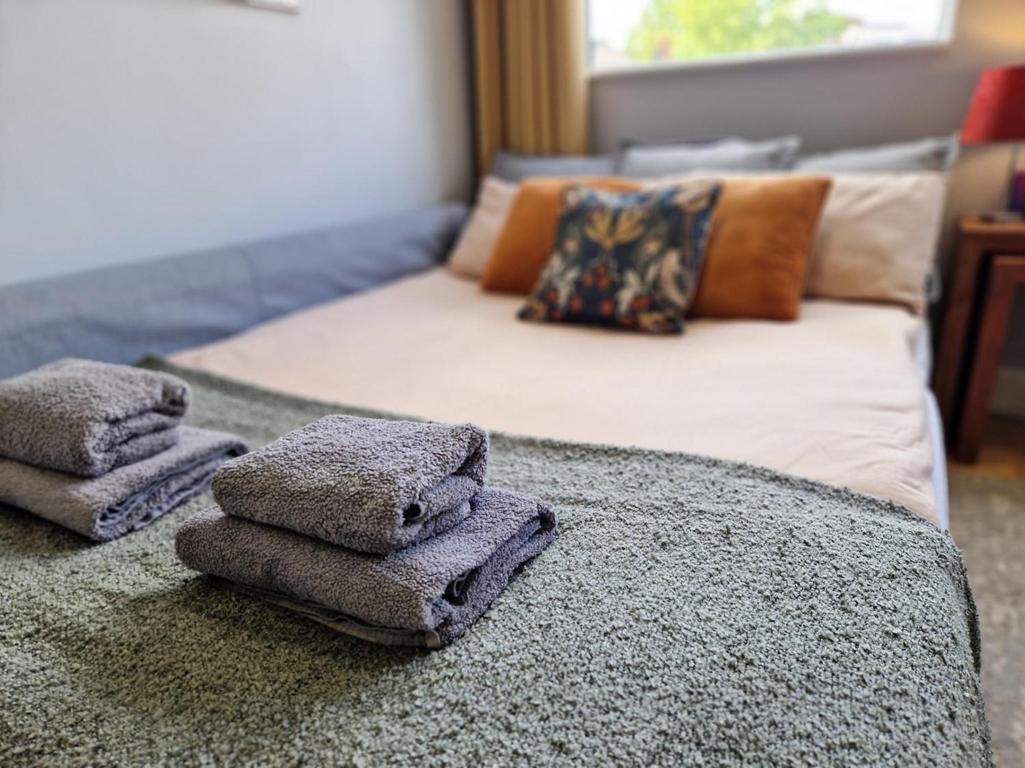 1-Bed Apartment, Close To Kensington Olympia With Free Wi-Fi & Netflix Londra Exterior foto