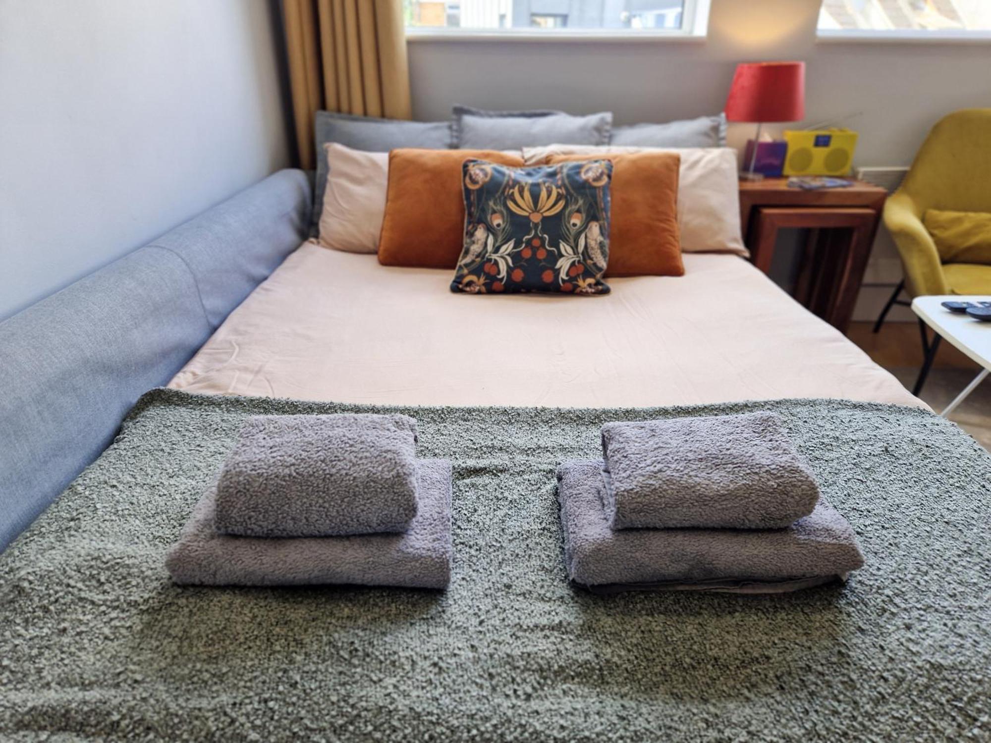 1-Bed Apartment, Close To Kensington Olympia With Free Wi-Fi & Netflix Londra Exterior foto
