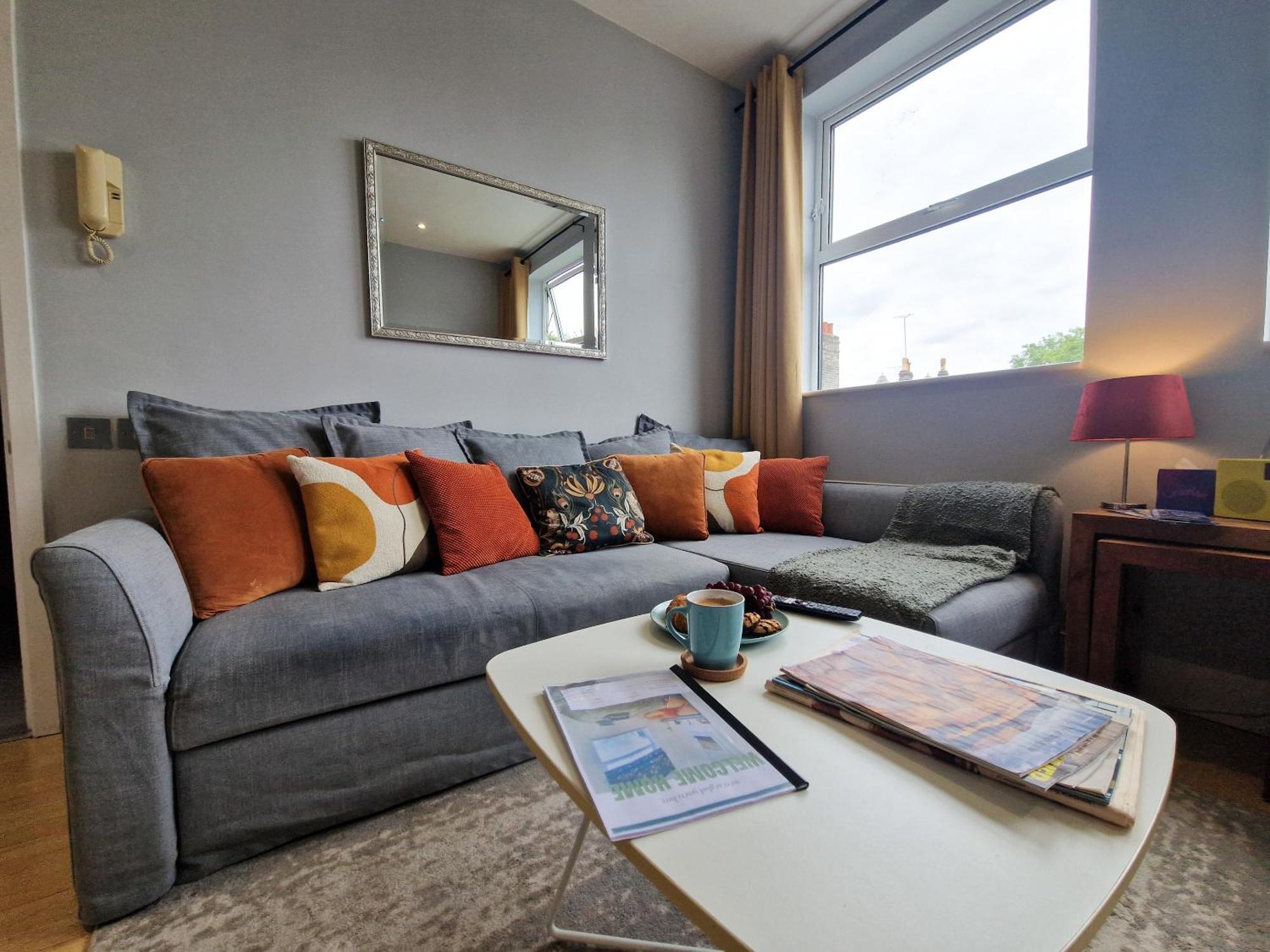1-Bed Apartment, Close To Kensington Olympia With Free Wi-Fi & Netflix Londra Exterior foto